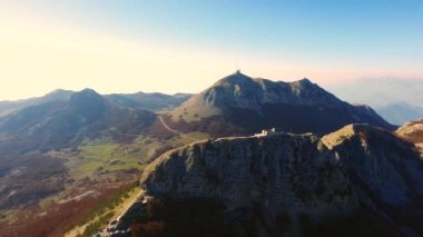 Karadağ'daki Mount Lovcen üzerinde Njegos Türbesi. Hava su