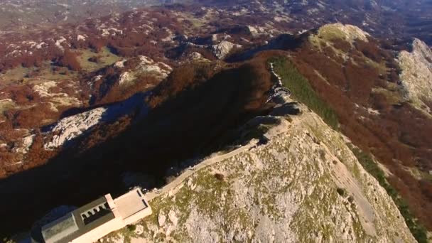 Mausoleum av Njegos på den Mount Lovcen i Montenegro. Aerial su — Stockvideo