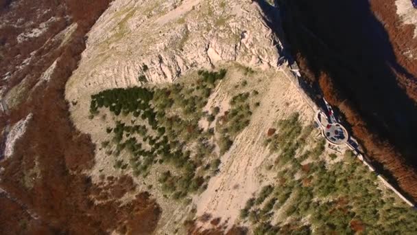 Мавзолей Njegos на гора Ловчен в Чорногорії. Повітряні су — стокове відео