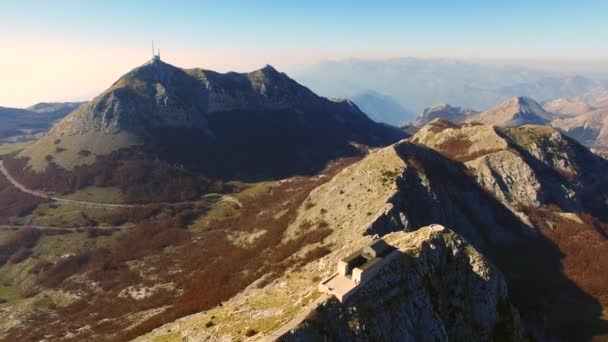 Mauzoleum Njegos na horu Lovcen v Černé hoře. Letecká su — Stock video