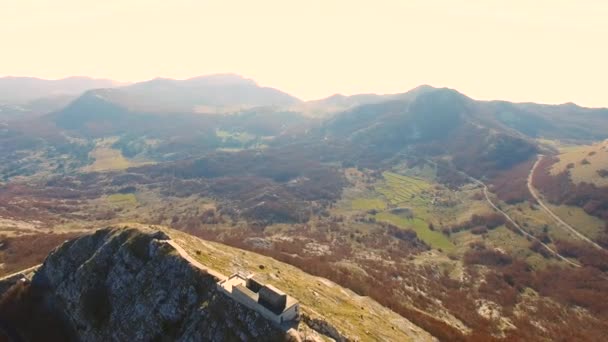 Mausoléu de Njegos no Monte Lovcen, em Montenegro. Aviação su — Vídeo de Stock