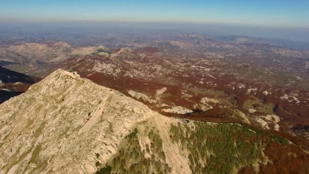 モンテネグロのマウント Lovcen 上 Njegos の霊廟。空中 su — ストック動画