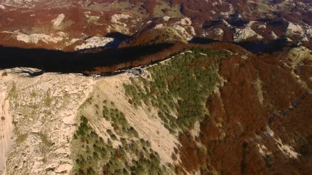 Karadağ'daki Mount Lovcen üzerinde Njegos Türbesi. Hava su — Stok video