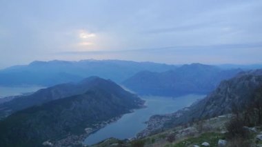Kız Lovcen, Karadağ dağda bir bankta. Kotor Koyu'ndaki VI