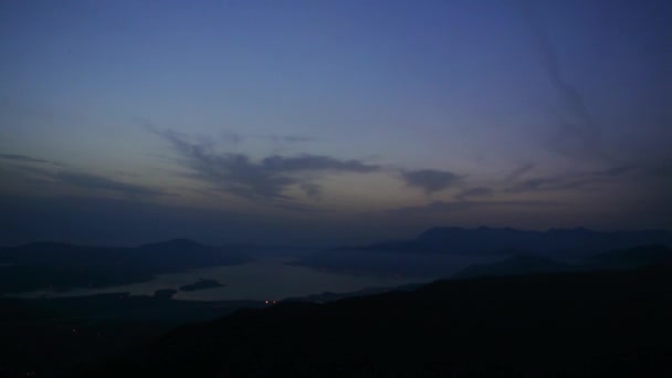 Baai van Kotor's nachts. Uitzicht vanaf de berg Lovcen omlaag naar Kotor — Stockvideo