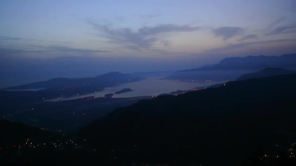Fjärden av Kotor på natten. Utsikt från berget Lovcen ner mot Kotor — Stockvideo