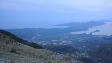 Kotor Körfezi geceleri. Mount Lovcen aşağı doğru Kotor görüntülemek
