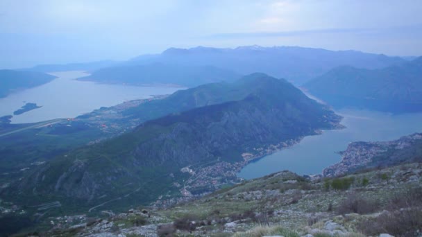 Bay of Kotor v noci. Pohled z hory Lovcen dolů směrem k Kotor — Stock video