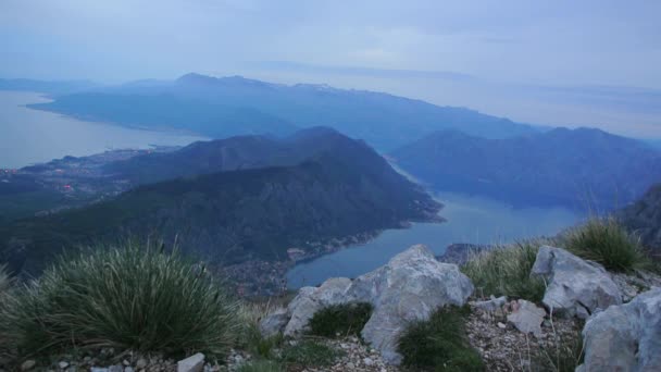Kotor Körfezi geceleri. Mount Lovcen aşağı doğru Kotor görüntülemek — Stok video