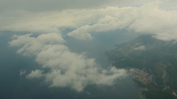 Blick aus dem Flugzeug auf Montenegro. — Stockvideo