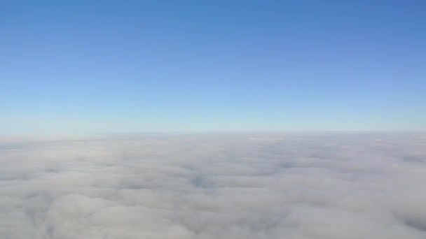 Nézd meg felhők egy repülőgép — Stock videók