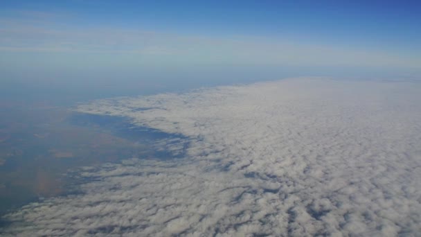 Wolkenblick aus dem Flugzeug — Stockvideo