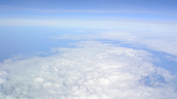 Wolken uitzicht vanaf een vliegtuig — Stockvideo