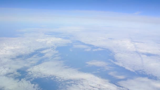 Wolken uitzicht vanaf een vliegtuig — Stockvideo