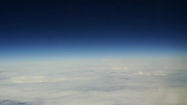 Wolken uitzicht vanaf een vliegtuig — Stockvideo