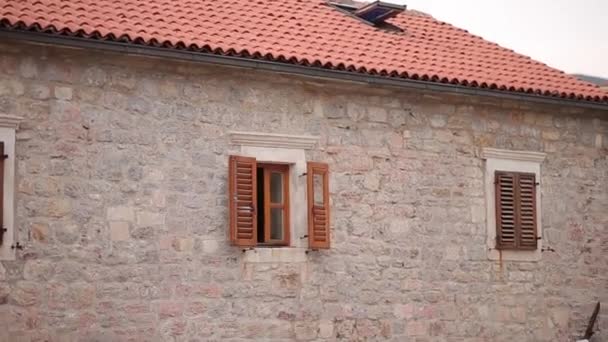 Volets de fenêtre en bois brun. La façade des maisons au Monténégro — Video