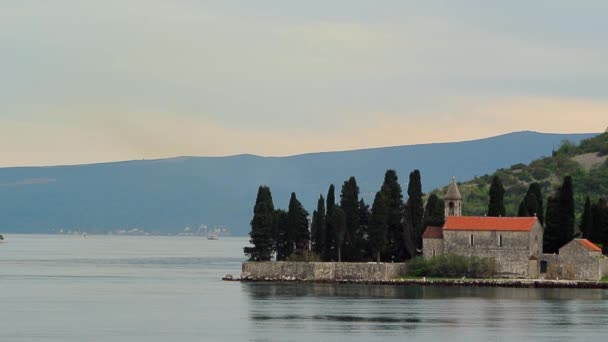 A sziget a Gospa od Skrpjela, Kotor-öböl, Montenegro. — Stock videók