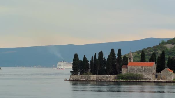 Wyspą Gospa od Škrpjela, Zatoka Kotor, Czarnogóra. — Wideo stockowe