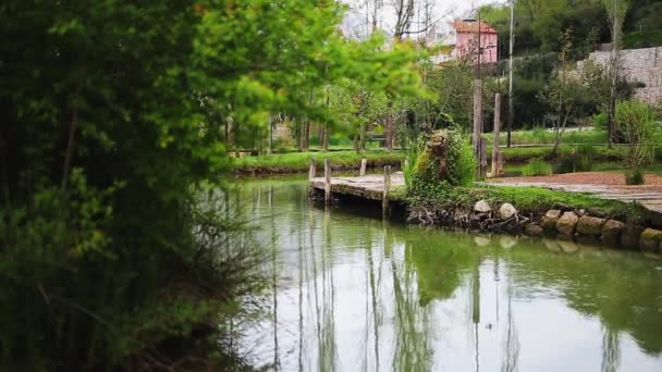 Lago em Montenegro, a aldeia de Morin — Vídeo de Stock