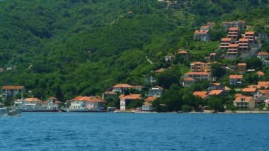 Boka Kotor Koyu'nun Karadağ, Lepetane için bir feribot