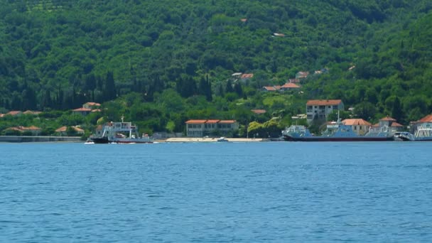 Un ferry en la bahía de Boka de Kotor en Montenegro, de Lepetane a — Vídeo de stock