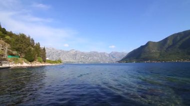 Eski şehir, Perast Kotor Koyu'ndaki, Karadağ kıyısında. İnci
