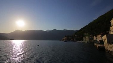 Eski şehir, Perast Kotor Koyu'ndaki, Karadağ kıyısında. İnci