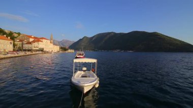 Eski şehir, Perast Kotor Koyu'ndaki, Karadağ kıyısında. İnci