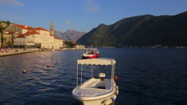 Eski şehir, Perast Kotor Koyu'ndaki, Karadağ kıyısında. İnci