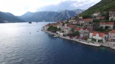 Eski şehir, Perast Kotor Koyu'ndaki, Karadağ kıyısında. İnci