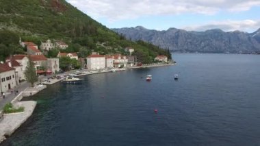 Eski şehir, Perast Kotor Koyu'ndaki, Karadağ kıyısında. İnci