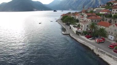 Eski şehir, Perast Kotor Koyu'ndaki, Karadağ kıyısında. İnci