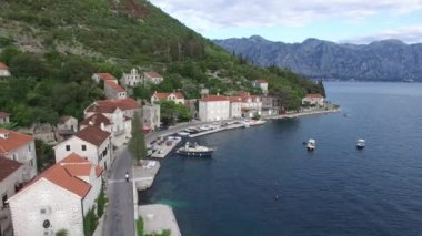 Eski şehir, Perast Kotor Koyu'ndaki, Karadağ kıyısında. İnci