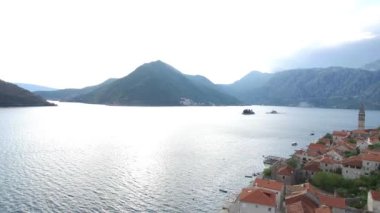 Eski şehir, Perast Kotor Koyu'ndaki, Karadağ kıyısında. İnci
