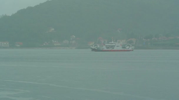 Een veerboot in de Boka Bay van Kotor in Montenegro, van Lepetane tot — Stockvideo