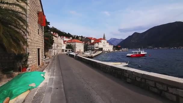 El casco antiguo de Perast en la orilla de la bahía de Kotor, Montenegro. Th — Vídeo de stock