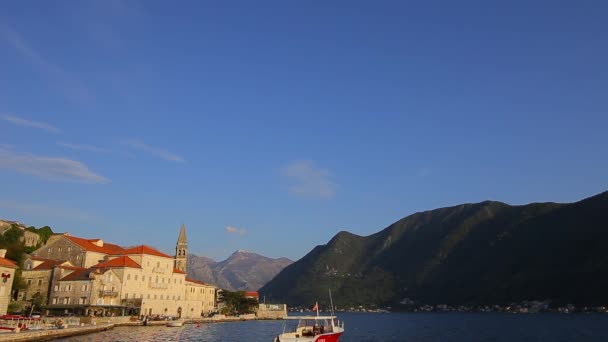 La città vecchia di Perast sulla riva della baia di Kotor, Montenegro. Th — Video Stock