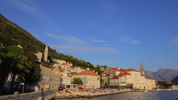 El casco antiguo de Perast en la orilla de la bahía de Kotor, Montenegro. Th — Vídeo de stock