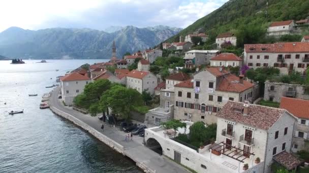 El casco antiguo de Perast en la orilla de la bahía de Kotor, Montenegro. Th — Vídeo de stock