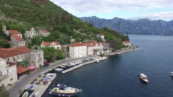 Den gamla staden Perast på stranden av Kotor Bay, Montenegro. Th — Stockvideo