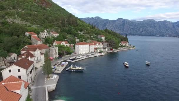 El casco antiguo de Perast en la orilla de la bahía de Kotor, Montenegro. Th — Vídeo de stock