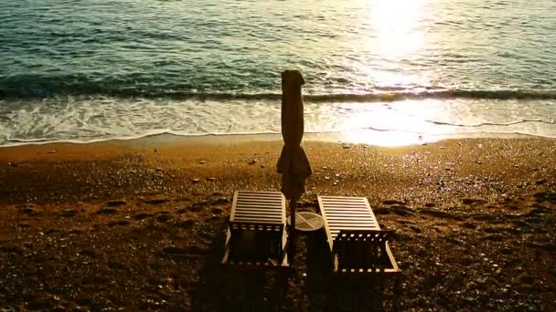 Camas de sol e guarda-sóis na praia. praias montenegrinas do — Vídeo de Stock