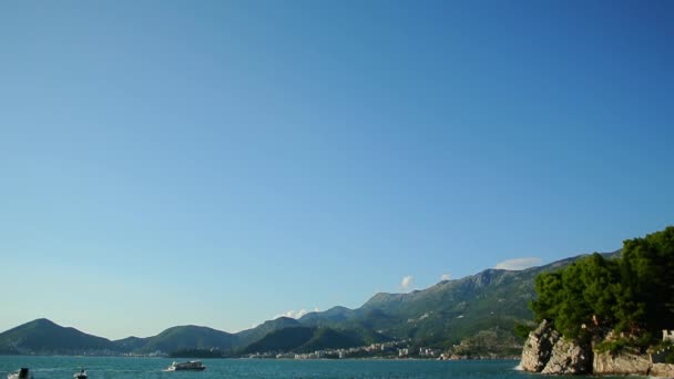 Praia privada do hotel Sveti Stefan, perto da ilha. Monten... — Vídeo de Stock