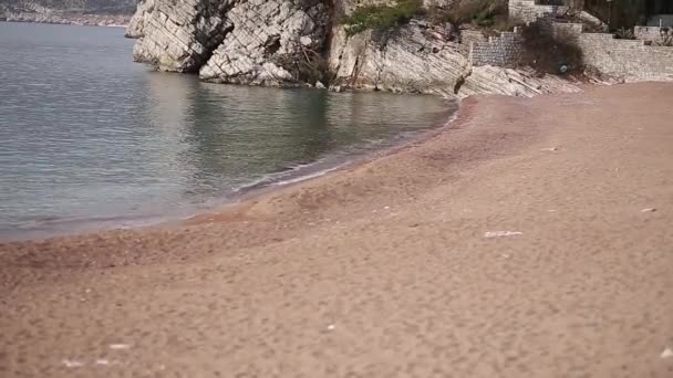 Privat strand på hotellet Sveti Stefan, nära ön. Monten — Stockvideo