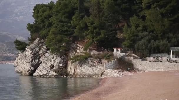 Magán-tengerpart, a szálloda Sveti Stefan, a sziget közelében. Monten — Stock videók