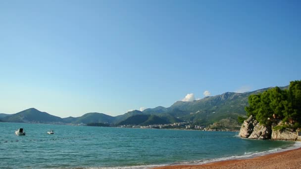 Adanın yakınındaki Hotel Sveti Stefan, özel plaj. Monten — Stok video