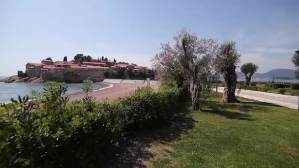 Eiland van Sveti Stefan, Montenegro, close-up van het eiland in de middag. — Stockvideo