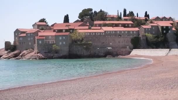 Острів міста Свєті-Стефан, макро острова в другій половині дня. — стокове відео