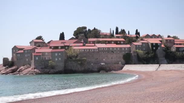 Νησί του Sveti Stefan του εδάφους, γκρο πλαν του νησιού το απόγευμα. — Αρχείο Βίντεο