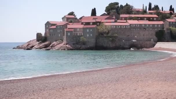 Ön av Sveti Stefan, närbild av ön på eftermiddagen. — Stockvideo